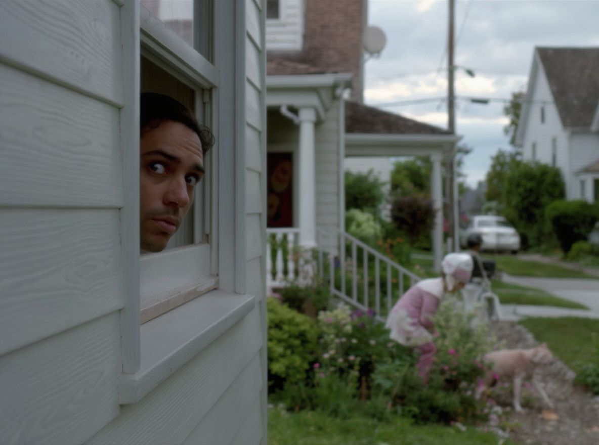 A megfigyelés izgalma és a titok varázsa összekapcsolódik.